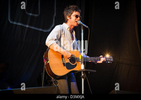 Dopo Oasis, Noel Gallagher di alta uccelli in volo in concerto a V festival, Chelmsford Essex REGNO UNITO Foto Stock