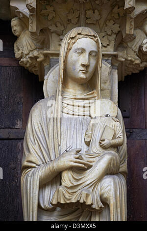 Statue gotiche dal portico settentrionale della Cattedrale di Chartres, Francia. . Un sito Patrimonio Mondiale dell'UNESCO. Foto Stock