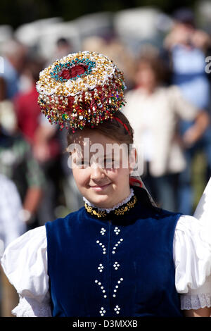 Sankt Margen, Germania, ragazza in abito tradizionale con Schaeppel come copricapo Foto Stock