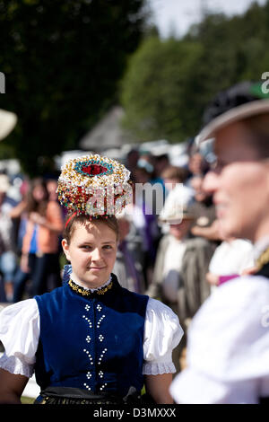 Sankt Margen, Germania, ragazza in abito tradizionale con Schaeppel come copricapo Foto Stock