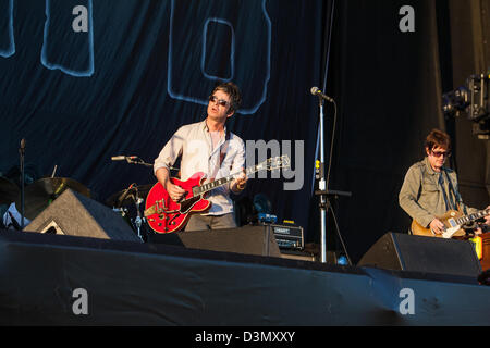 Dopo Oasis, Noel Gallagher di alta uccelli in volo in concerto a V festival, Chelmsford Essex REGNO UNITO Foto Stock