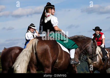 Sankt Margen, Germania, cavalieri in costume a cavallo Foto Stock
