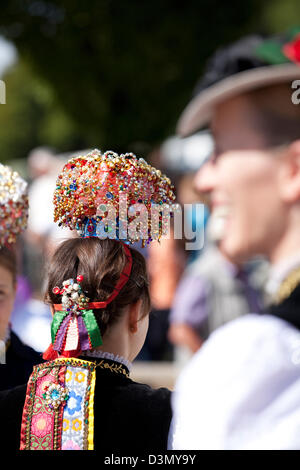 Sankt Margen, Germania, ragazza in abito tradizionale con Schaeppel come copricapo Foto Stock