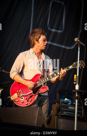 Dopo Oasis, Noel Gallagher di alta uccelli in volo in concerto a V festival, Chelmsford Essex REGNO UNITO Foto Stock