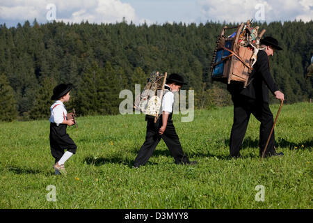 Sankt Margen, Germania, Schwarzwaelder Uhrenverkaeufer duro su Ross Foto Stock