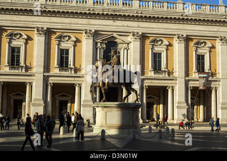 Copia della statua equestre in bronzo di Marco Aurelio nel centro della stella capitolino a Roma Italia Foto Stock