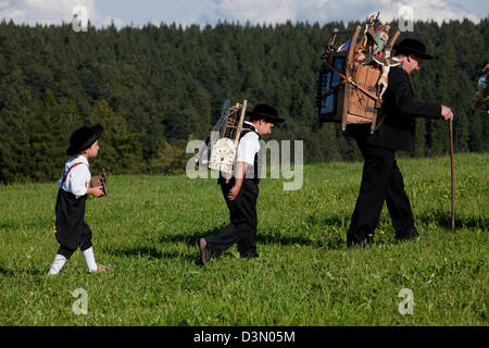 Sankt Margen, Germania, Schwarzwaelder Uhrenverkaeufer duro su Ross Foto Stock