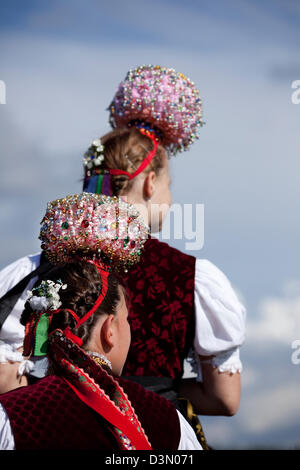 Sankt Margen, Germania, due ragazze in abito tradizionale con Schaeppel come copricapo Foto Stock