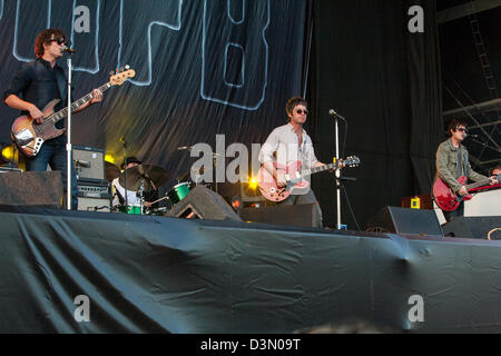 Dopo Oasis, Noel Gallagher di alta uccelli in volo in concerto a V festival, Chelmsford Essex REGNO UNITO Foto Stock