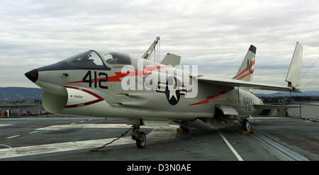 Possibilità Vought F-8 Crusader noi aviogetti a bordo della USS Hornet ponte di volo Foto Stock