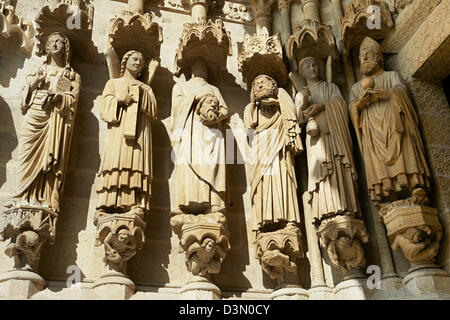 Primo piano di statue gotiche sulla facciata della Cattedrale di Amiens, Francia Foto Stock