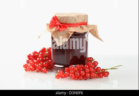 Vaso di rosso confettura di ribes Foto Stock