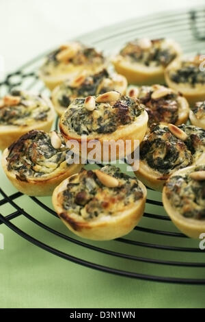 Home reso morso dimensioni formaggio spinaci quiche, ripiene di ricotta, parmigiano, spinaci, uova, stagionatura e noce moscata. Foto Stock