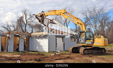 Un wrecker abbatte i bagni in uno stadio di calcio in Madison CT USA come la città si prepara a costruire una nuova. Foto Stock