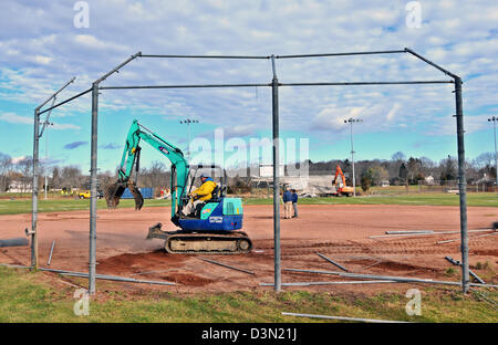 Un wrecker abbatte le gradinate a baseball stadium in Madison CT USA come la città si prepara a costruire una nuova. Foto Stock