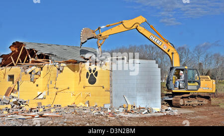 Un wrecker abbatte il Locker room in uno stadio di calcio in Madison CT USA come la città si prepara a costruire una nuova. Foto Stock
