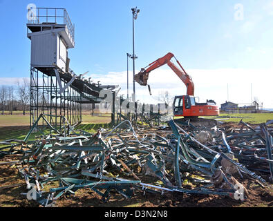 Un wrecker abbatte le gradinate in uno stadio di calcio in Madison CT USA come la città si prepara a costruire una nuova. Foto Stock