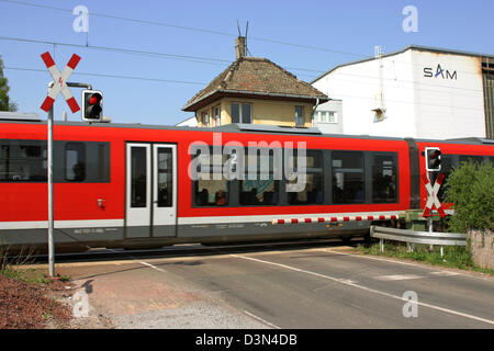 Magdeburg, Germania, su un treno regionale beschrankten incrocio ferroviario Foto Stock