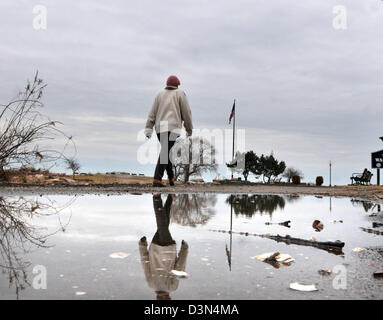 Donna camminare vicino a pozza nel West Haven CT STATI UNITI D'AMERICA Foto Stock