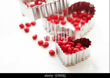 Rosso caramella cannella cuori a forma di cuore cookie cutters Foto Stock