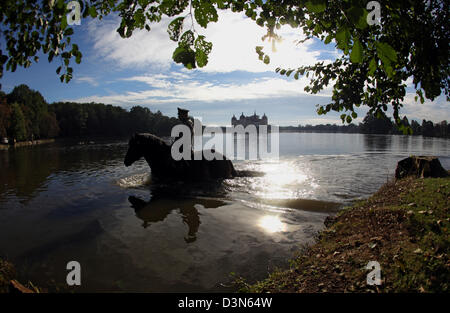 Moritzburg, Germania, silhouette di cavallo e cavaliere nel lago di fronte alla Schloss Moritzburg Foto Stock