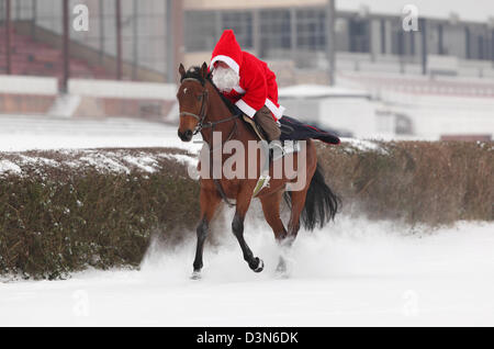 Hoppegarten, Germania, Santa Claus in sella a un cavallo attraverso la neve Foto Stock