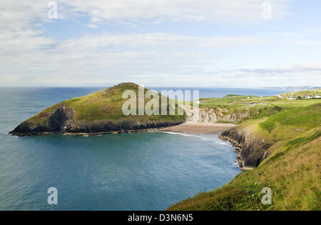 Vista di Foel-y-Mwnt e spiaggia fron il cardigan sentiero costiero in Galles Ceredigion Foto Stock