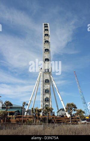 Il cielo ruota sul Boardwalk in Myrtle Beach, SC, Stati Uniti d'America contro un cielo blu. Foto Stock