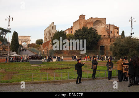 Roma, Italia, turisti in Piazza del Colosseo Foto Stock