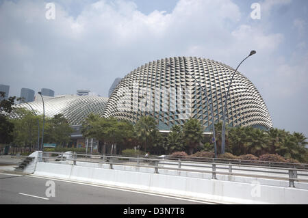 Il durian-sagomato, Esplanade performing arts center, spicca nella parte anteriore della marina area quadrata aperta nel mese di ottobre 2002 Foto Stock