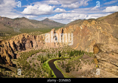 Smith Rock State Park, Oregon mostrante alte scogliere Foto Stock