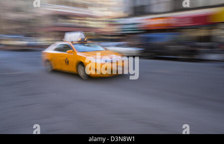 Un nuovo modello ibrido medallion taxi giallo in New York City (sfocatura per il movimento) Foto Stock