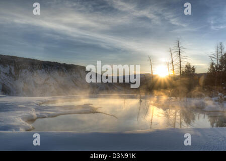 Sunrise over Mammoth Hot Springs nel Parco Nazionale di Yellowstone, Wyoming. Foto Stock