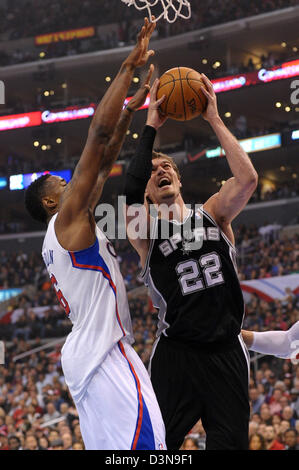 Febbraio 21, 2013 - Los Angeles, California, Stati Uniti - 21 Febbraio 2013: Los Angeles, CA. San Antonio Spurs center Tiago Splitter (22) è imbrattata di Los Angeles Clippers center DeAndre Jordan (6) durante il gioco NBA tra il Los Angeles Clippers e il San Antonio Spurs a Staples Center a Los Angeles, CA. David cofano/CSM. Foto Stock