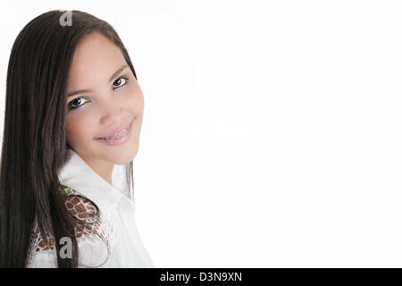 Carino Latina ragazza sorridente con rinforzi su sfondo bianco Foto Stock