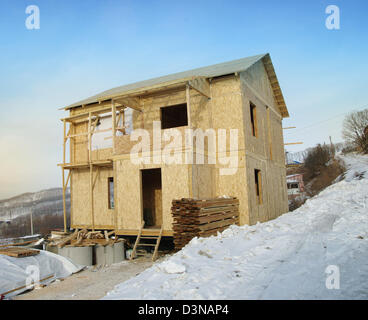 Nuova casa in costruzione con scaletta e cielo blu Foto Stock