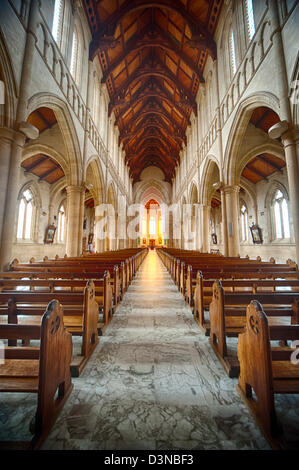 Una lunga vista all'interno della splendida cattedrale del Sacro Cuore, Bendigo, Australia Foto Stock