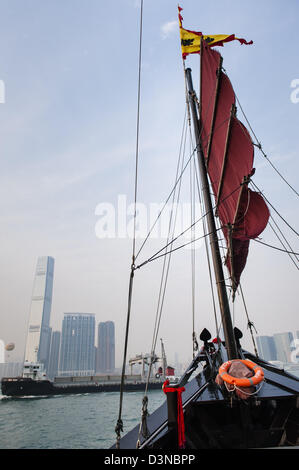 Una crociera nel porto sulla Aqua Luna è molto popolare con i turisti. Al tramonto sullo skyline di Hong Kong è spettacolare quanto mai. Foto Stock