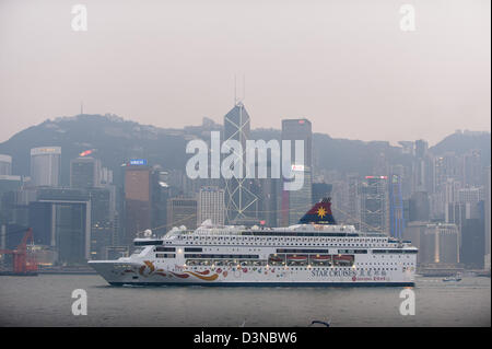 Una crociera nel porto sulla Aqua Luna è molto popolare con i turisti. Al tramonto sullo skyline di Hong Kong è spettacolare quanto mai. Foto Stock