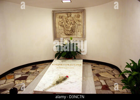 La foto mostra la tomba di Papa Giovanni Paolo II nelle Grotte Vaticane sotto la cattedrale di San Pietro a Roma Vaticano, 2005. Foto: Lars Halbauer Foto Stock