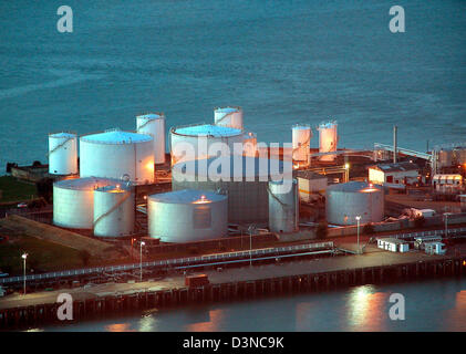 (File) serbatoi di olio illustrato nel porto di Auckland in Nuova Zelanda, 14 febbraio 2004. Foto: Juergen Effner Foto Stock