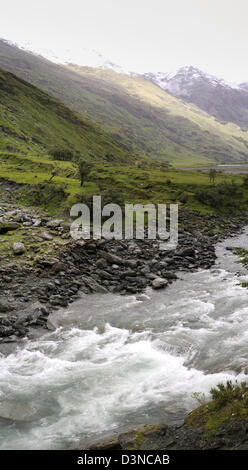 Panoramica vista verticale del Fiume Matukituki; Rob Roy Glacier via, Mt Aspiring National Park, vicino a Wanaka, Nuova Zelanda Foto Stock