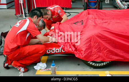 I meccanici della scuderia Ferrari F1 team di lavorare su un oggetto auto racing che si preparano per la Formula Uno Australian Grand Prix 2006 a Melbourne, Australia, Mercoledì, 29 marzo 2006. Il Grand Prix 2006 avviene la Domenica, 02 aprile 2006. Foto: Rainer Jensen Foto Stock