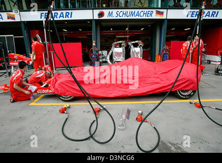 I meccanici della scuderia Ferrari F1 team di lavorare su un oggetto auto racing che si preparano per la Formula Uno Australian Grand Prix 2006 a Melbourne, Australia, Mercoledì, 29 marzo 2006. Il Grand Prix 2006 avviene la Domenica, 02 aprile 2006. Foto: Rainer Jensen Foto Stock