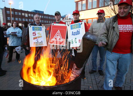 I lavoratori portuali del 'Blohm Voss e' cantiere unire l'avviso colpisce chiamato per dal tedesco sindacato IG Metall ad Amburgo, Germania, Mercoledì, 29 marzo 2006. Numerose personale si riuniscono di fronte la compagnia cancelli a voce il loro sostegno per il continuo tarif negoziati in materia di retribuzioni migliori. La IG Metall ha chiesto un aumento salariale del cinque per cento. Foto: Maurizio Gambarini Foto Stock