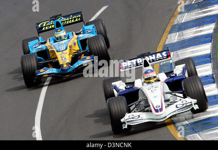 Canadian driver di Formula Uno Jacques Villeneuve (anteriore) per la BMW Sauber F1 team e italiano Giancarlo Fisichella (posteriore) per il Team Renault F1 in azione durante la sessione di qualifiche di Albert Park Street circuito di Melbourne, Australia, sabato 01 aprile 2006. Villeneuve temporizzati del settimo e Fisichella temporizzato 2° miglior tempo.La Australian Formula One Grand Prix avviene qui o Foto Stock