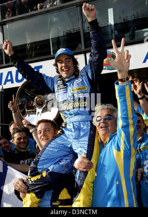 Spagnolo di Formula Uno Pilota Fernando Alonso (C) della Renault F1 Racing team festeggia con la Renault del team leader italiano Flavio Briatore (R) dopo aver vinto la Australian Formula One Grand Prix all'Albert Park Street circuito di Melbourne, Australia, domenica 02 aprile 2006. Foto: Rainer Jensen Foto Stock