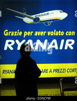 (FILE) - un passeggero è raffigurato nella parte anteriore di un annuncio di Ryanair a Ciampino aeroporto di Roma, Italia, 25 ottobre 2005. Foto: Frank Kleefeldt Foto Stock