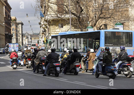 Una scena di strada a Roma nel marzo 2006, che mostra il tipico ciclomotore piloti. Foto: Lars Halbauer Foto Stock