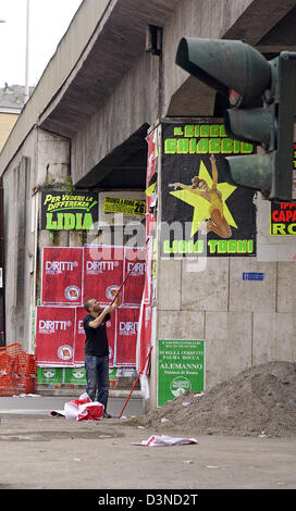 Un billsticker è occupato mettendo su manifesti elettorali a Roma, Italia, 01 marzo 2006. Quasi ogni spazio disponibile viene impastato con elezioni manifesti solo per essere incollati su con manifesti da un'altra parte a pochi istanti più tardi. Gli italiani voteranno a favore di un nuovo Parlamento in occasione delle elezioni legislative del 09 aprile 2006. Foto: Lars Halbauer Foto Stock